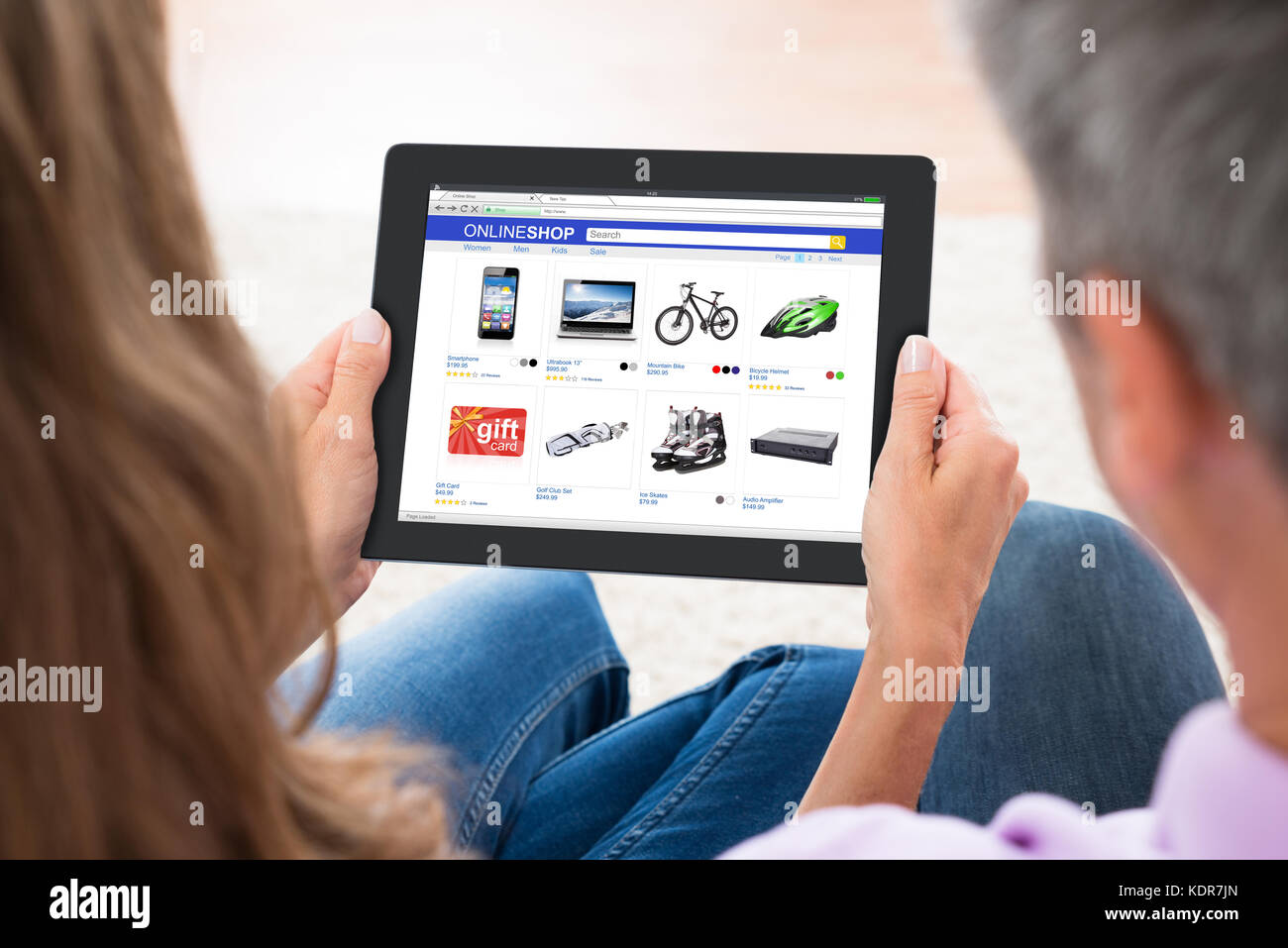 Close-up of Couple Shopping Online On Digital Tablet Banque D'Images