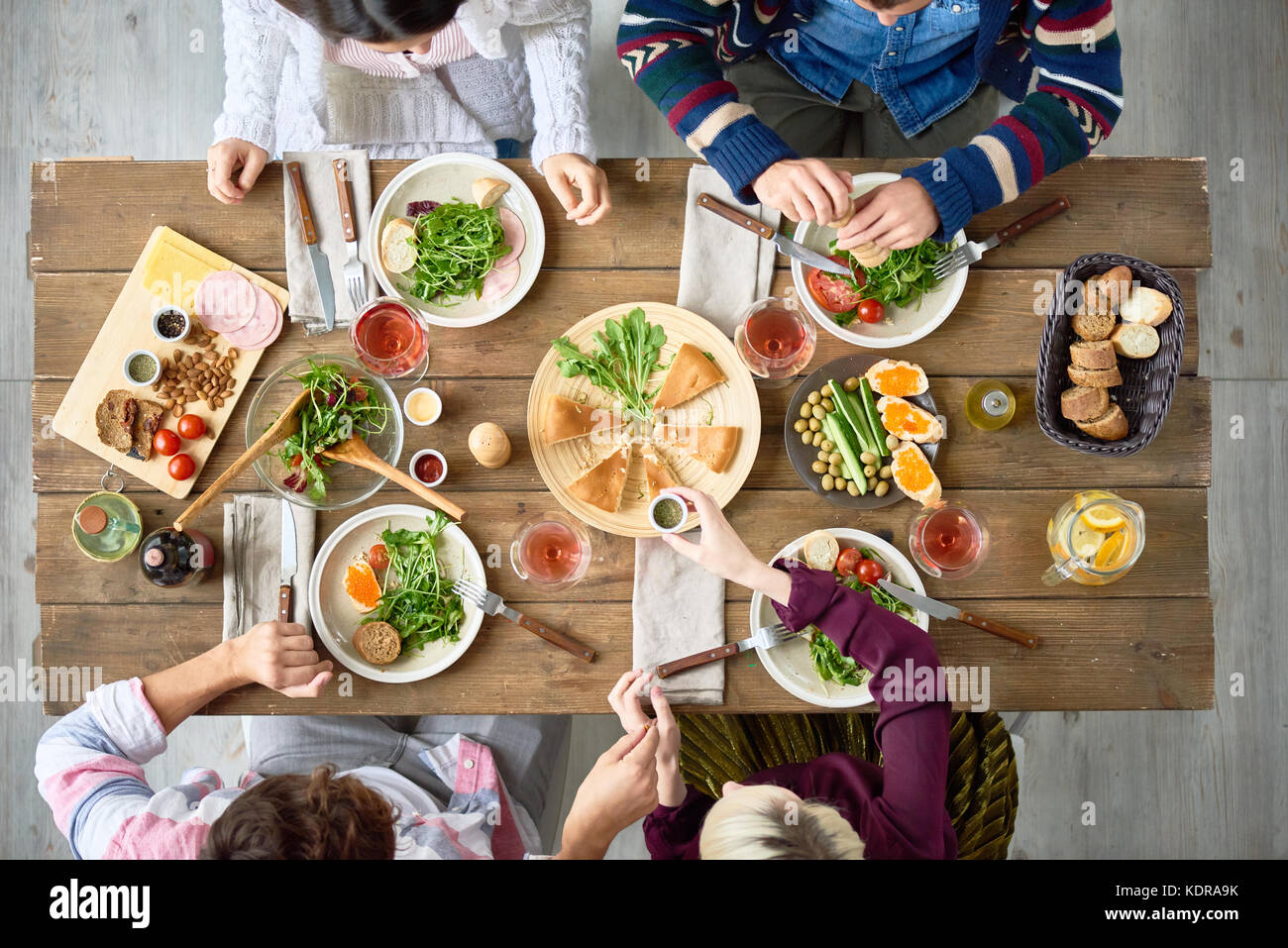 Amis à la Table de dîner, vue ci-dessus Banque D'Images