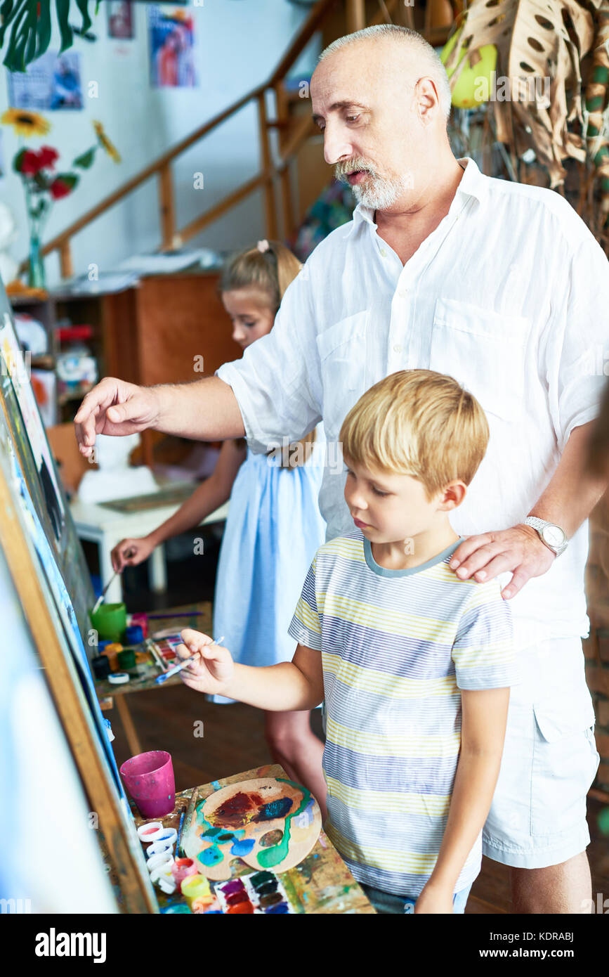 Professeur de dessin pour aider les enfants Banque D'Images