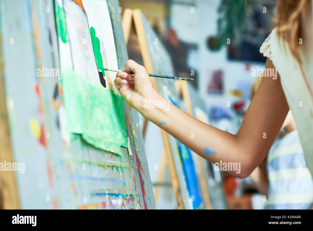 Girl Painting in Art Class Banque D'Images