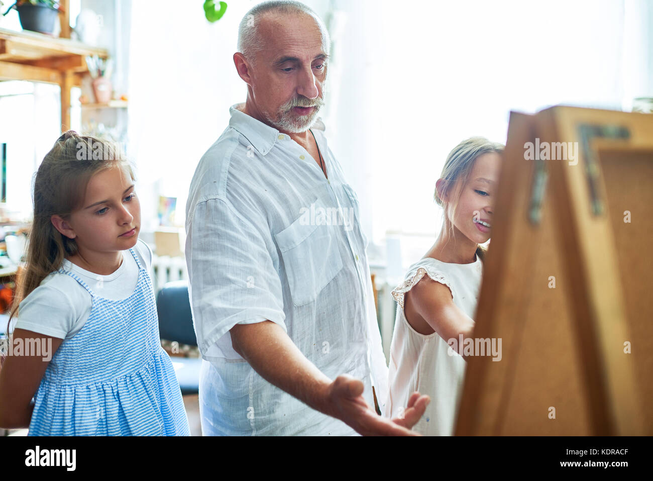 Professeur d'Art Senior Helping Kids in Studio Banque D'Images
