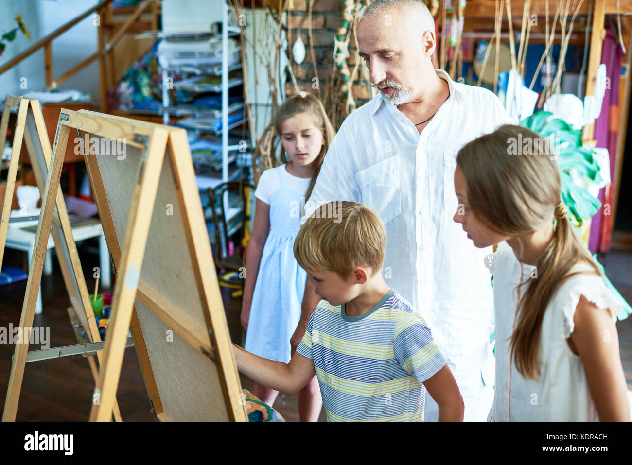 Art Mûr enseignant travaillant avec des enfants Banque D'Images