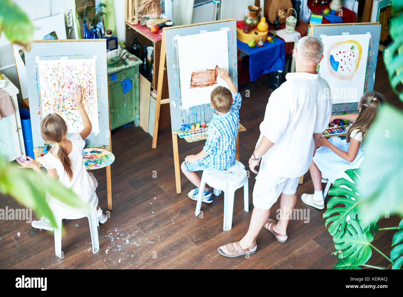 Les enfants en Peinture Art Studio Banque D'Images