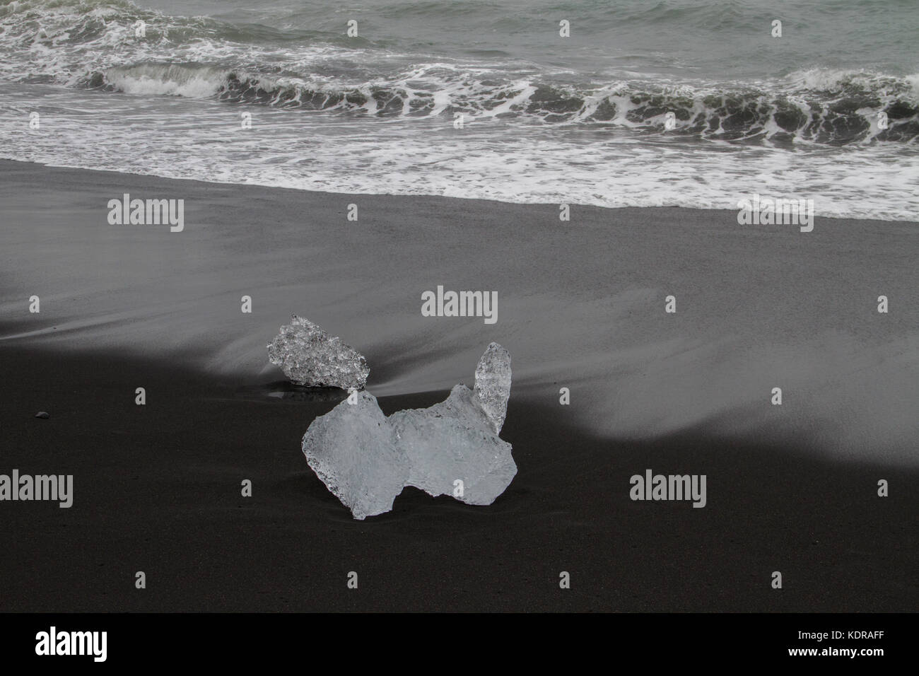 Morceaux de glace de glacier échoués sur une plage de sable volcanique noir, l'Islande, 2017 Banque D'Images