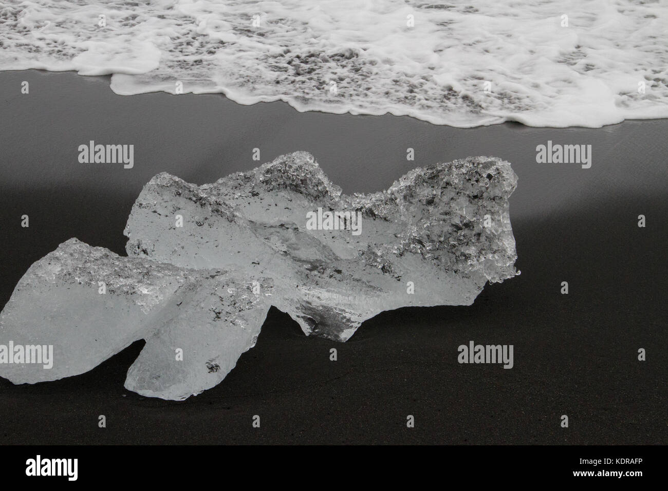 Morceaux de glace de glacier échoués sur une plage de sable volcanique noir, l'Islande, 2017 Banque D'Images