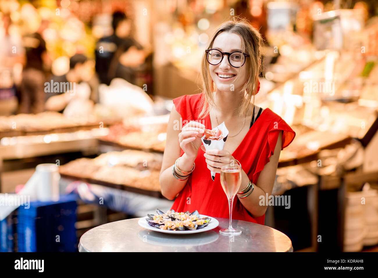Spanish woman eating jamon au marché Banque D'Images