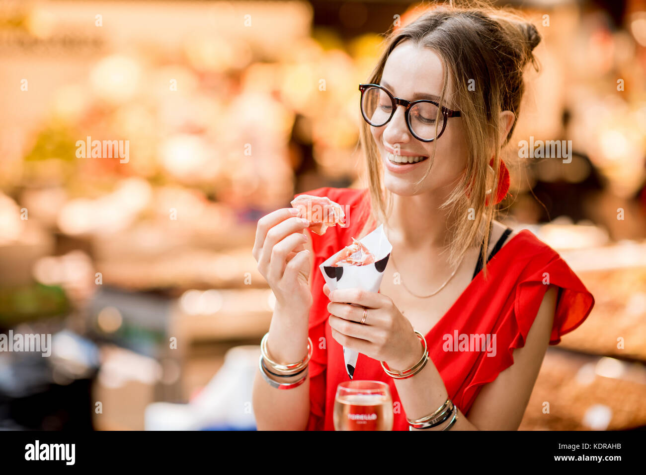 Spanish woman eating jamon au marché Banque D'Images