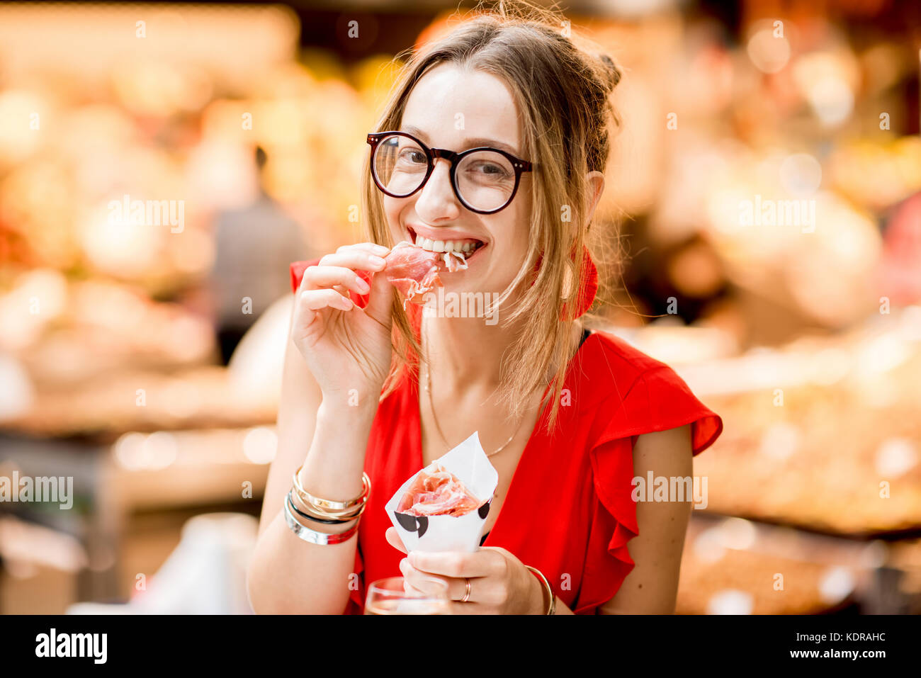 Spanish woman eating jamon au marché Banque D'Images