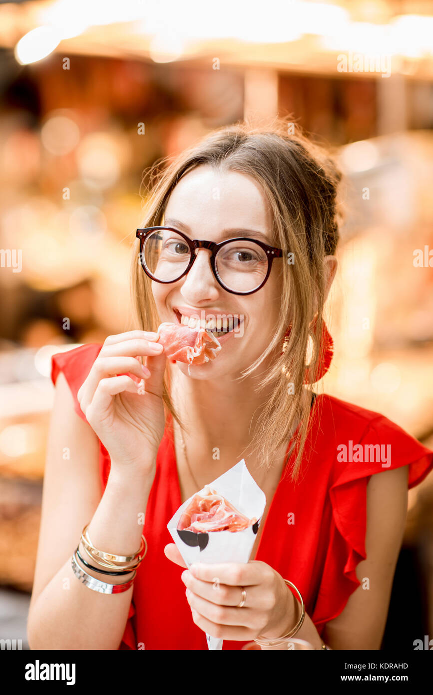 Spanish woman eating jamon au marché Banque D'Images