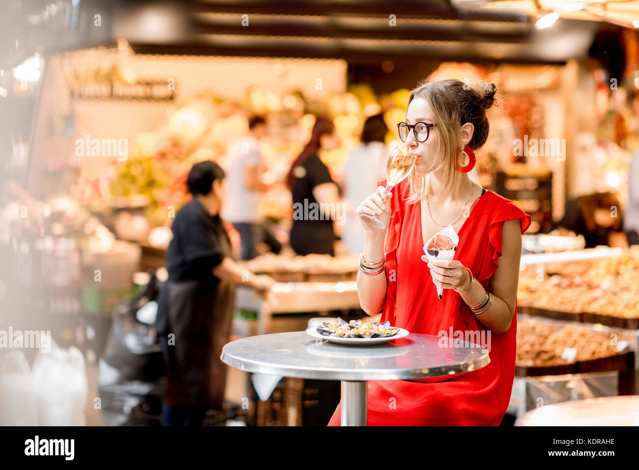 Spanish woman eating jamon au marché Banque D'Images