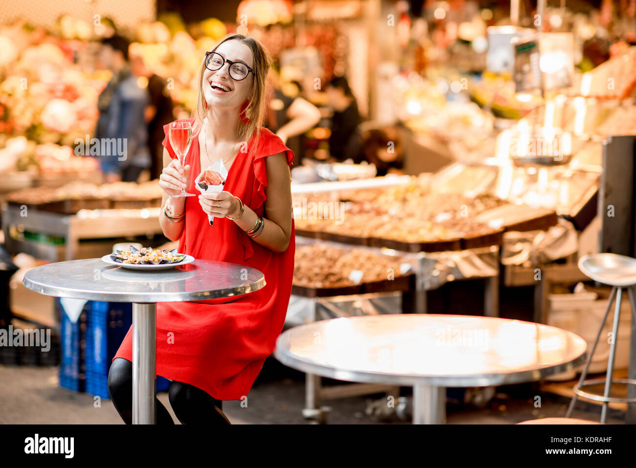 Spanish woman eating jamon au marché Banque D'Images