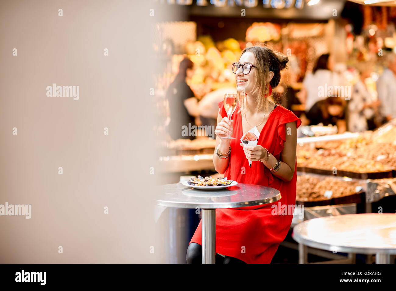 Spanish woman eating jamon au marché Banque D'Images