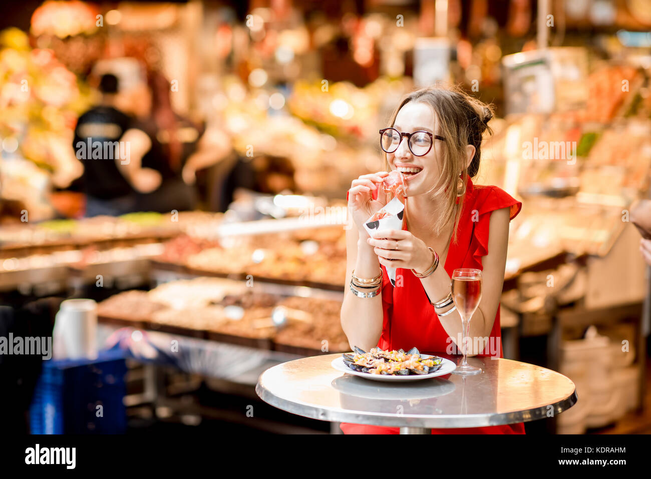 Spanish woman eating jamon au marché Banque D'Images