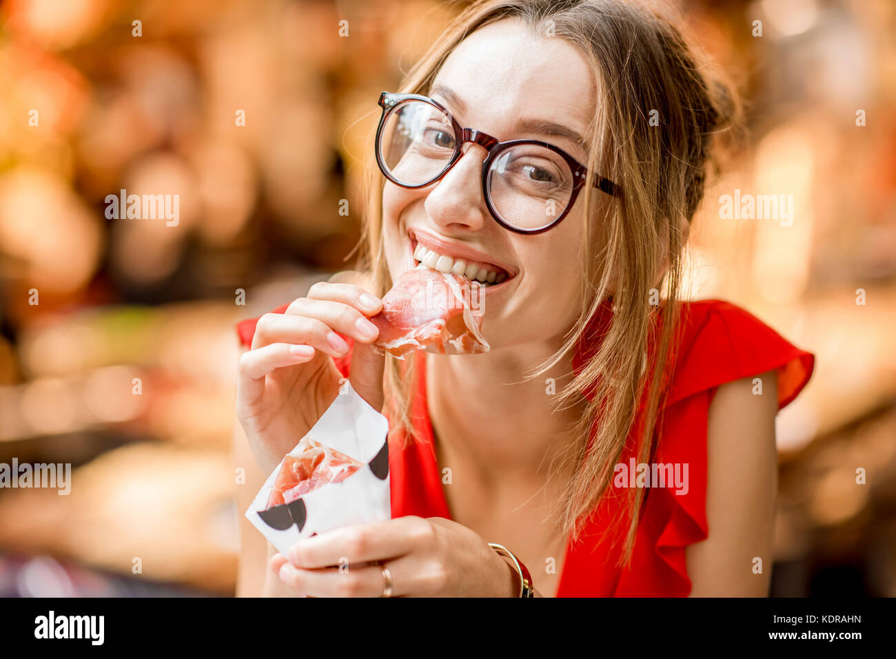 Spanish woman eating jamon au marché Banque D'Images