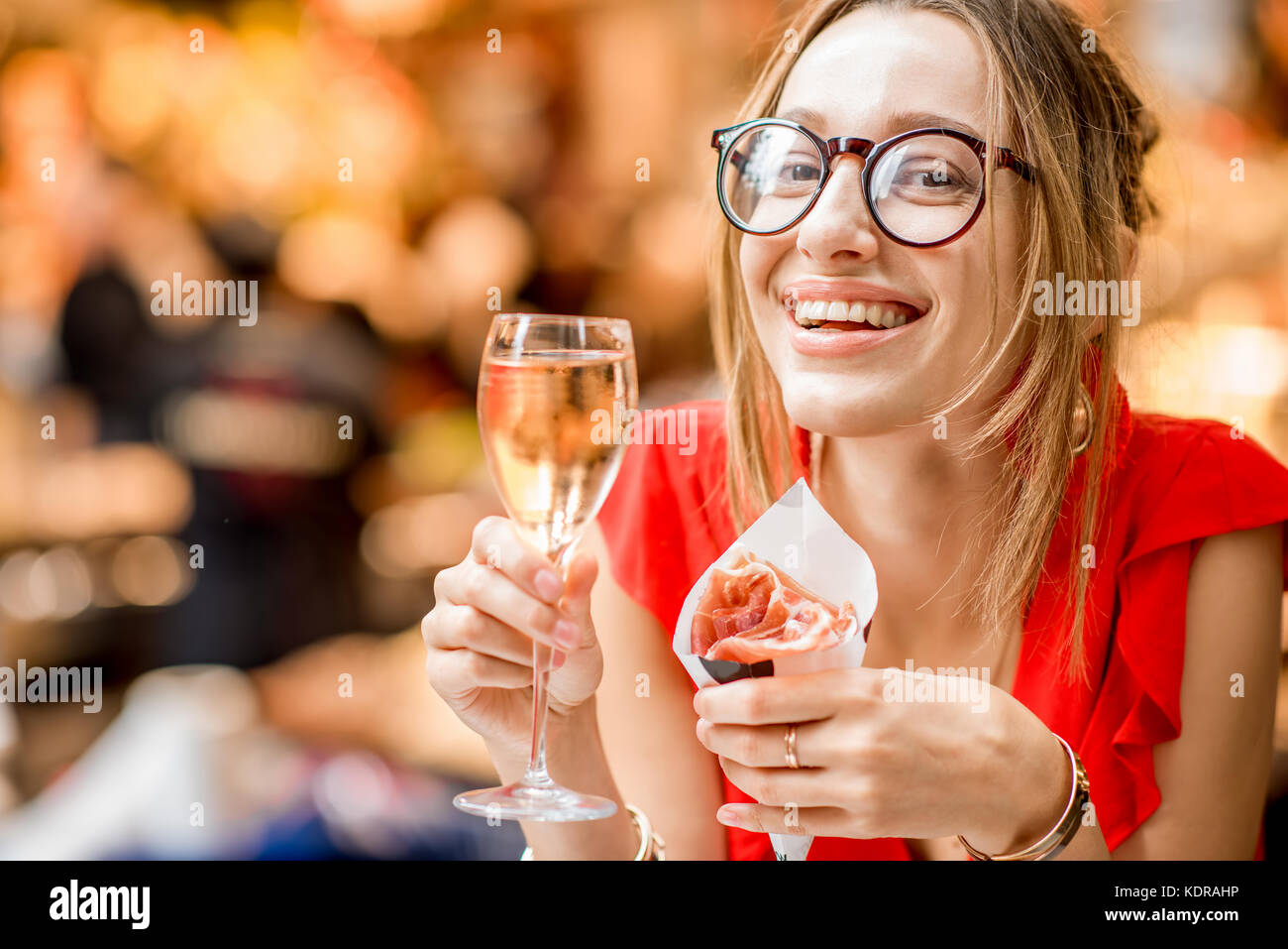 Spanish woman eating jamon au marché Banque D'Images
