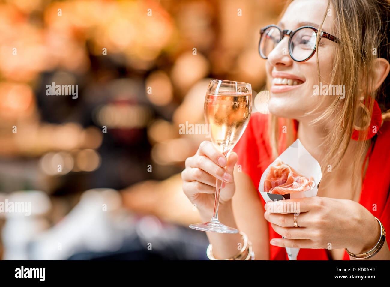 Spanish woman eating jamon au marché Banque D'Images