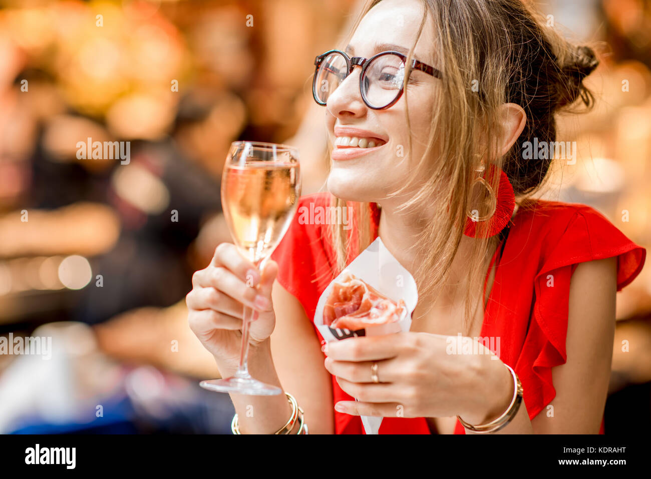Spanish woman eating jamon au marché Banque D'Images