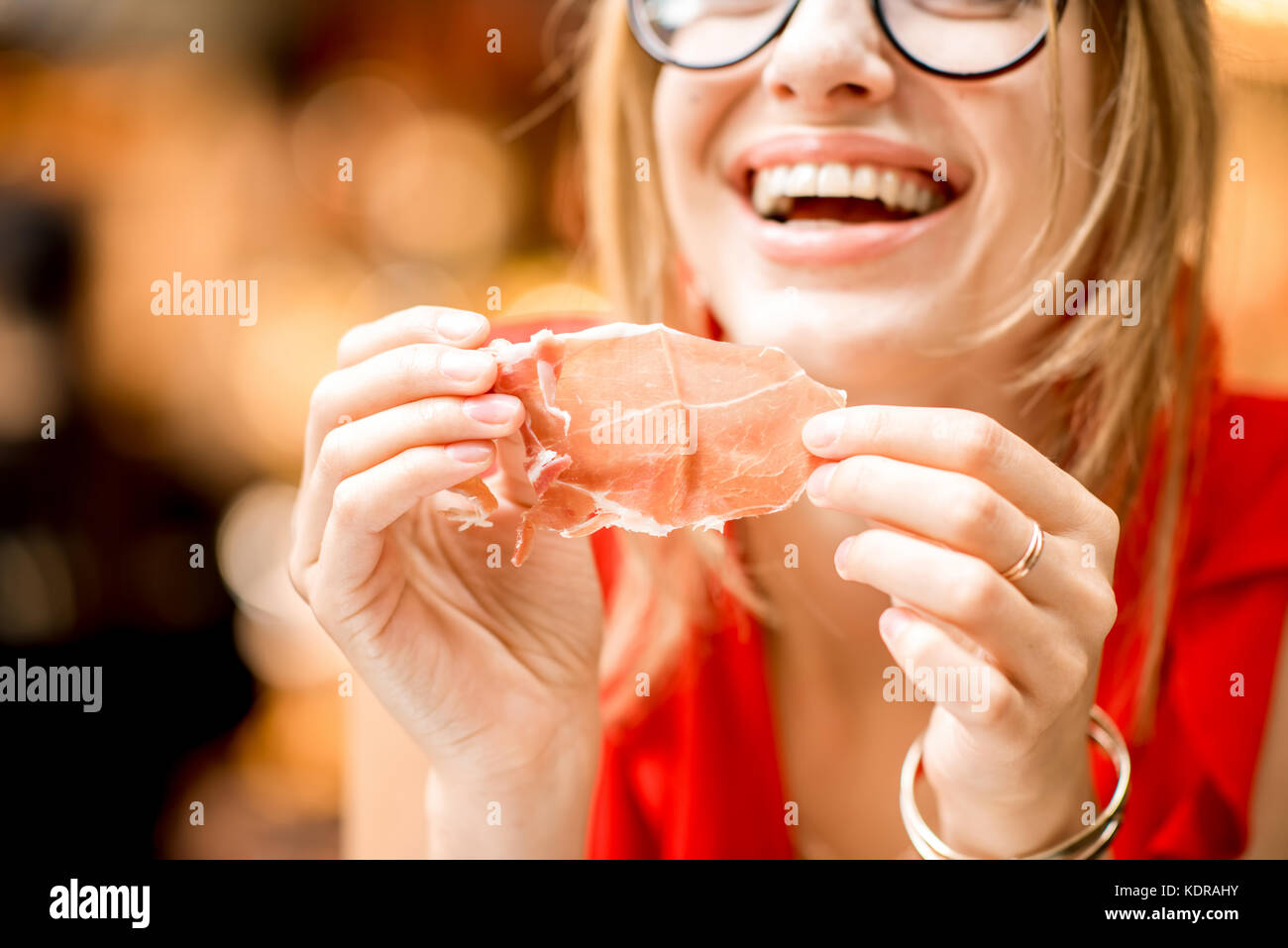 Spanish woman eating jamon au marché Banque D'Images