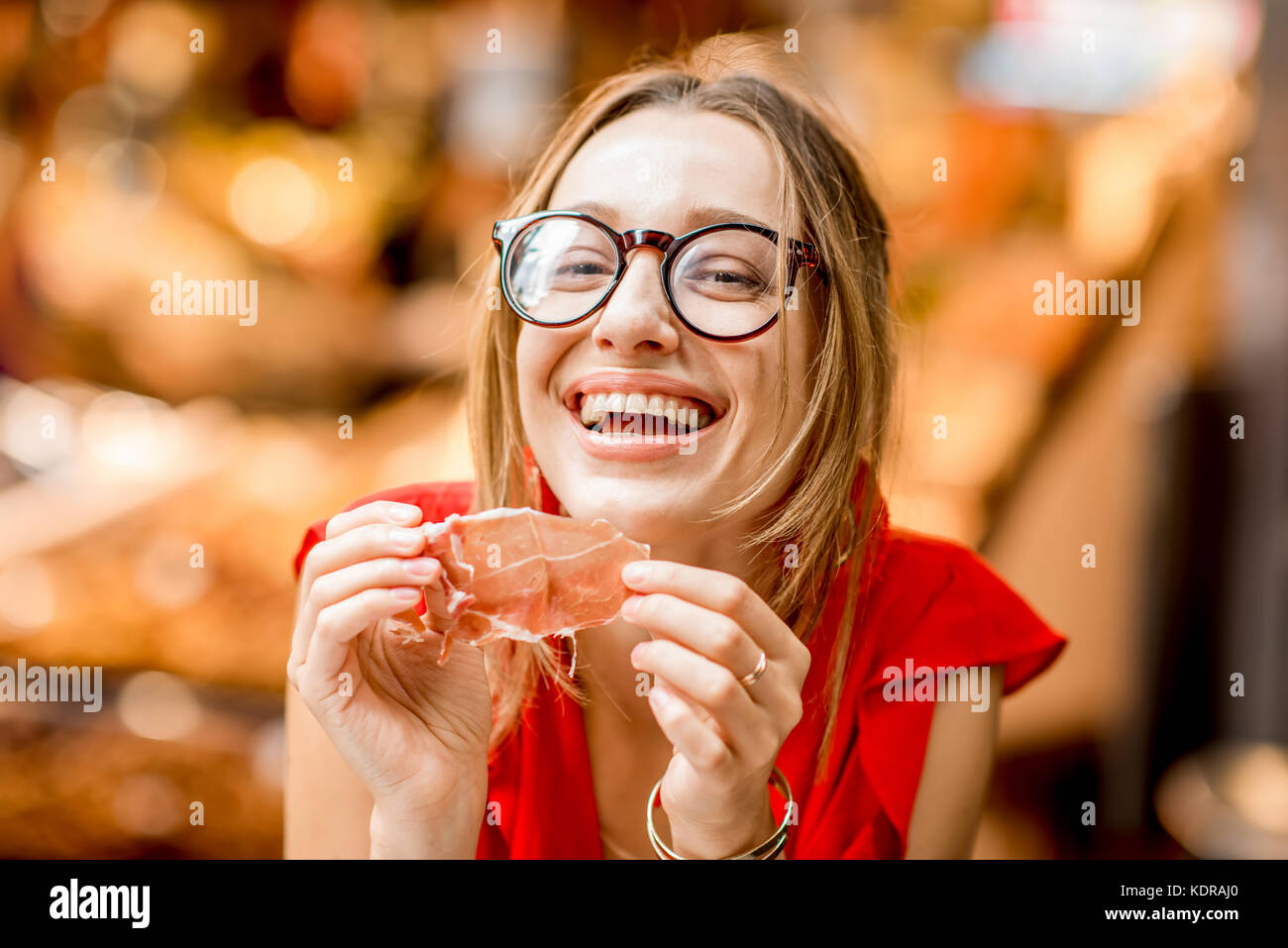 Spanish woman eating jamon au marché Banque D'Images