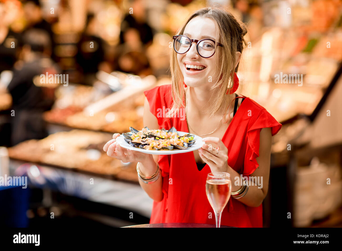Femme mangé des moules au marché alimentaire Banque D'Images