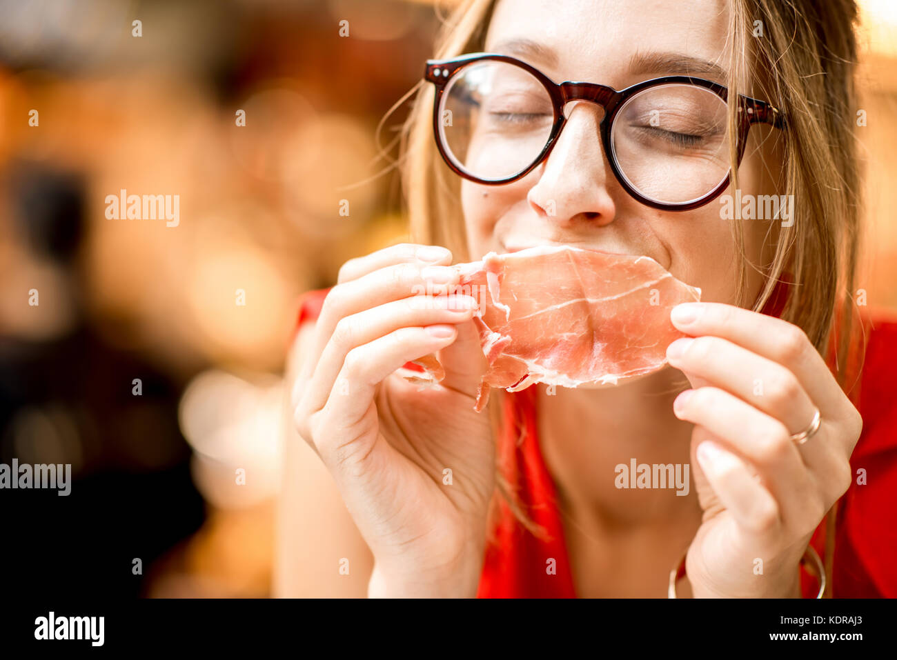 Spanish woman eating jamon au marché Banque D'Images