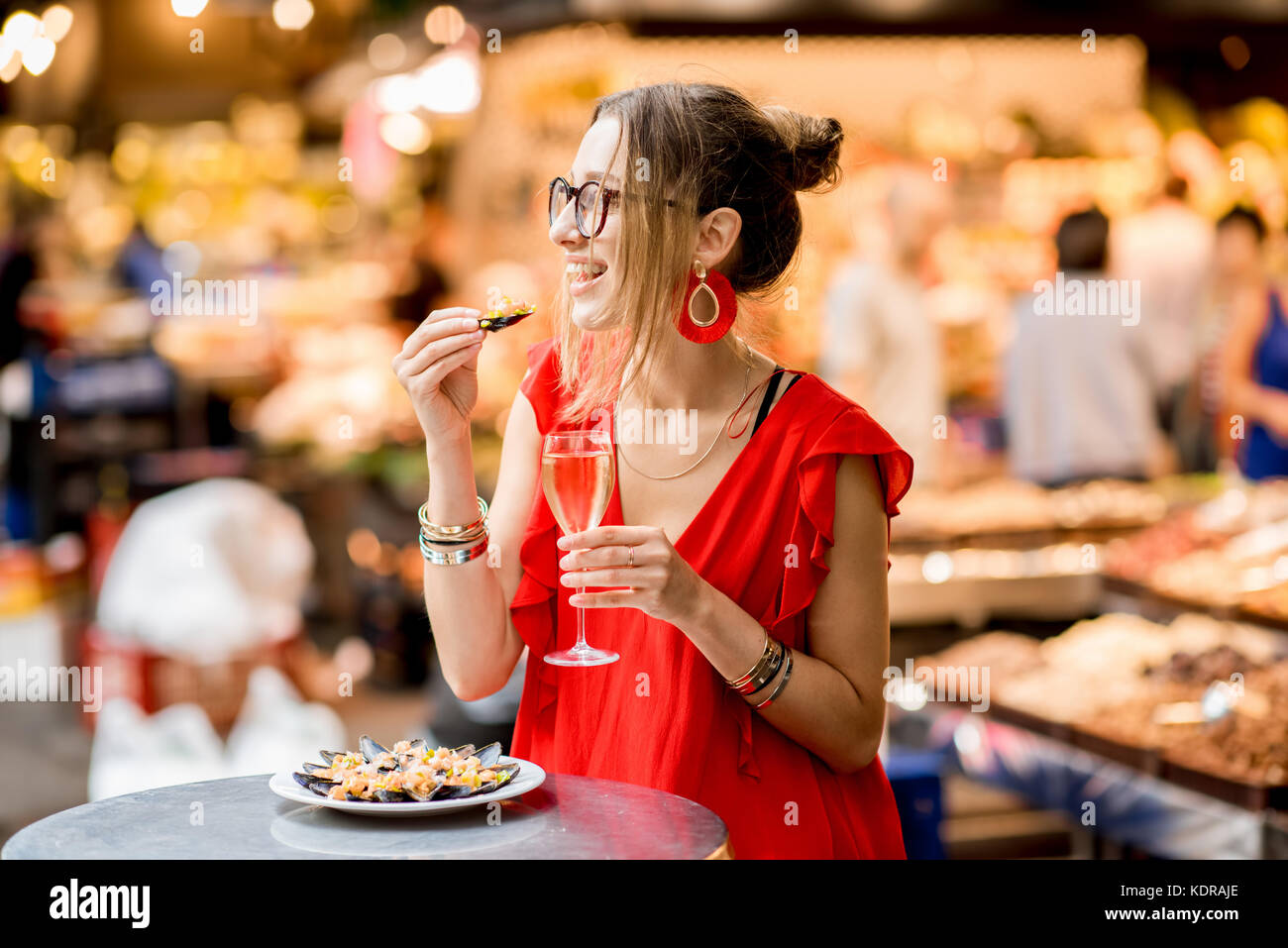 Femme mangé des moules au marché alimentaire Banque D'Images