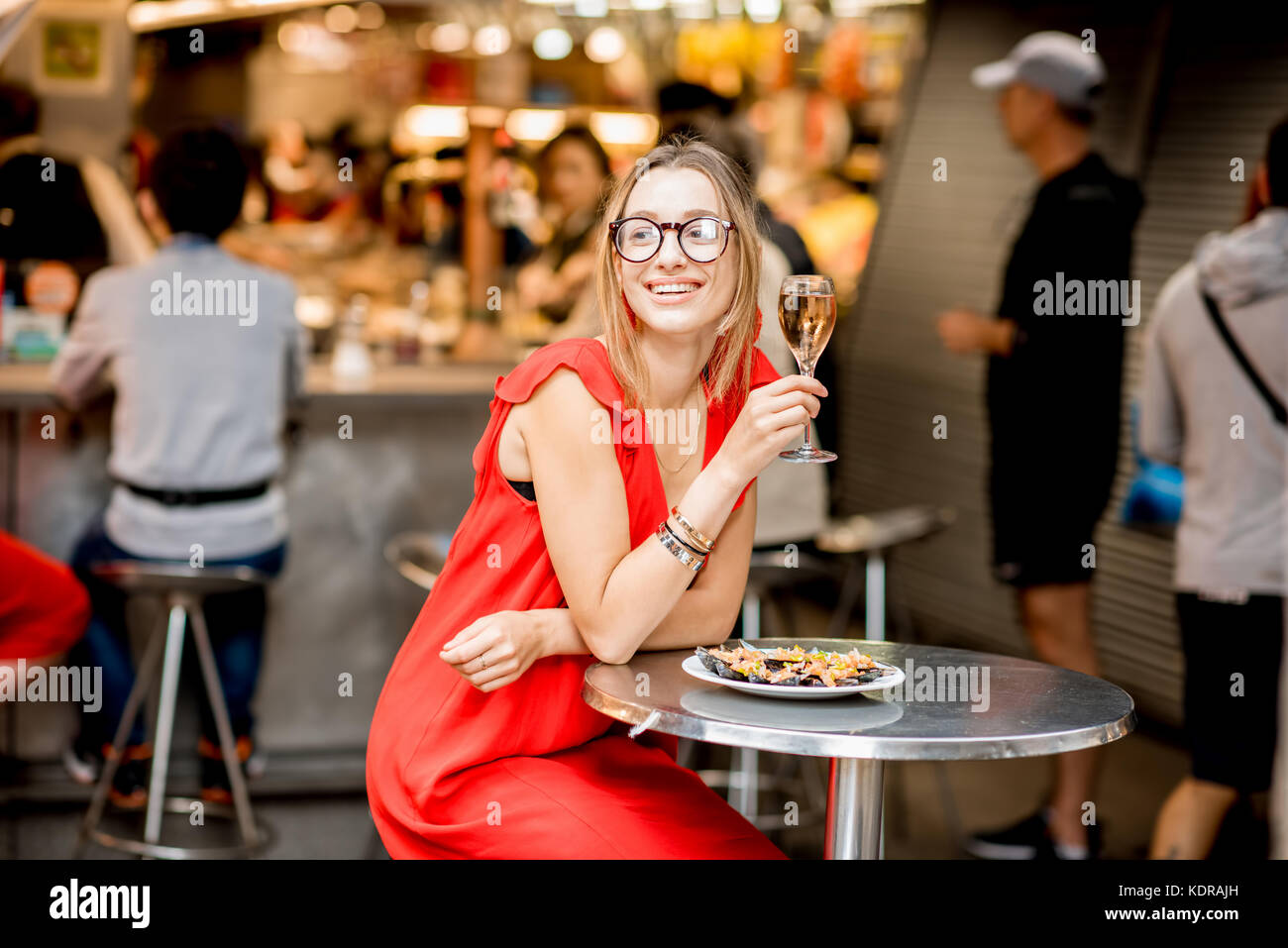 Femme mangé des moules au marché alimentaire Banque D'Images