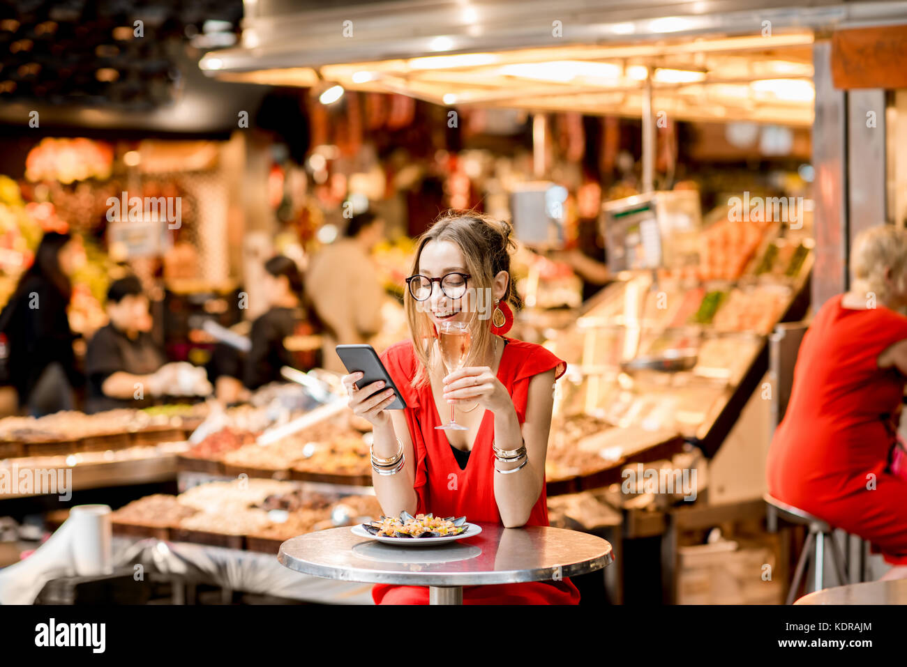 Femme mangé des moules au marché alimentaire Banque D'Images