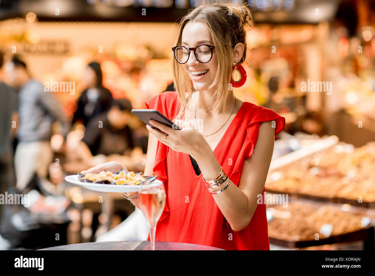 Femme mangé des moules au marché alimentaire Banque D'Images