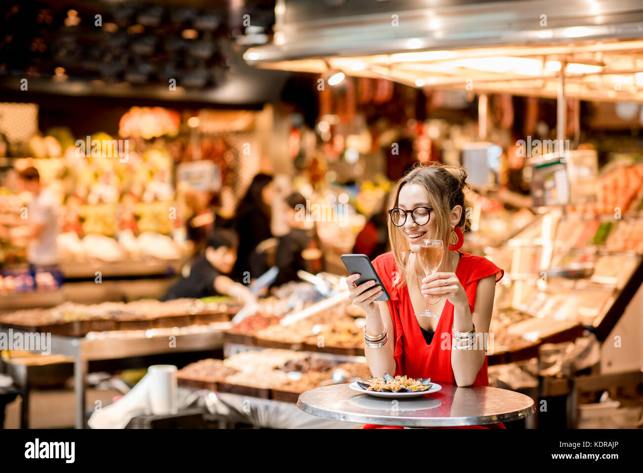 Femme mangé des moules au marché alimentaire Banque D'Images