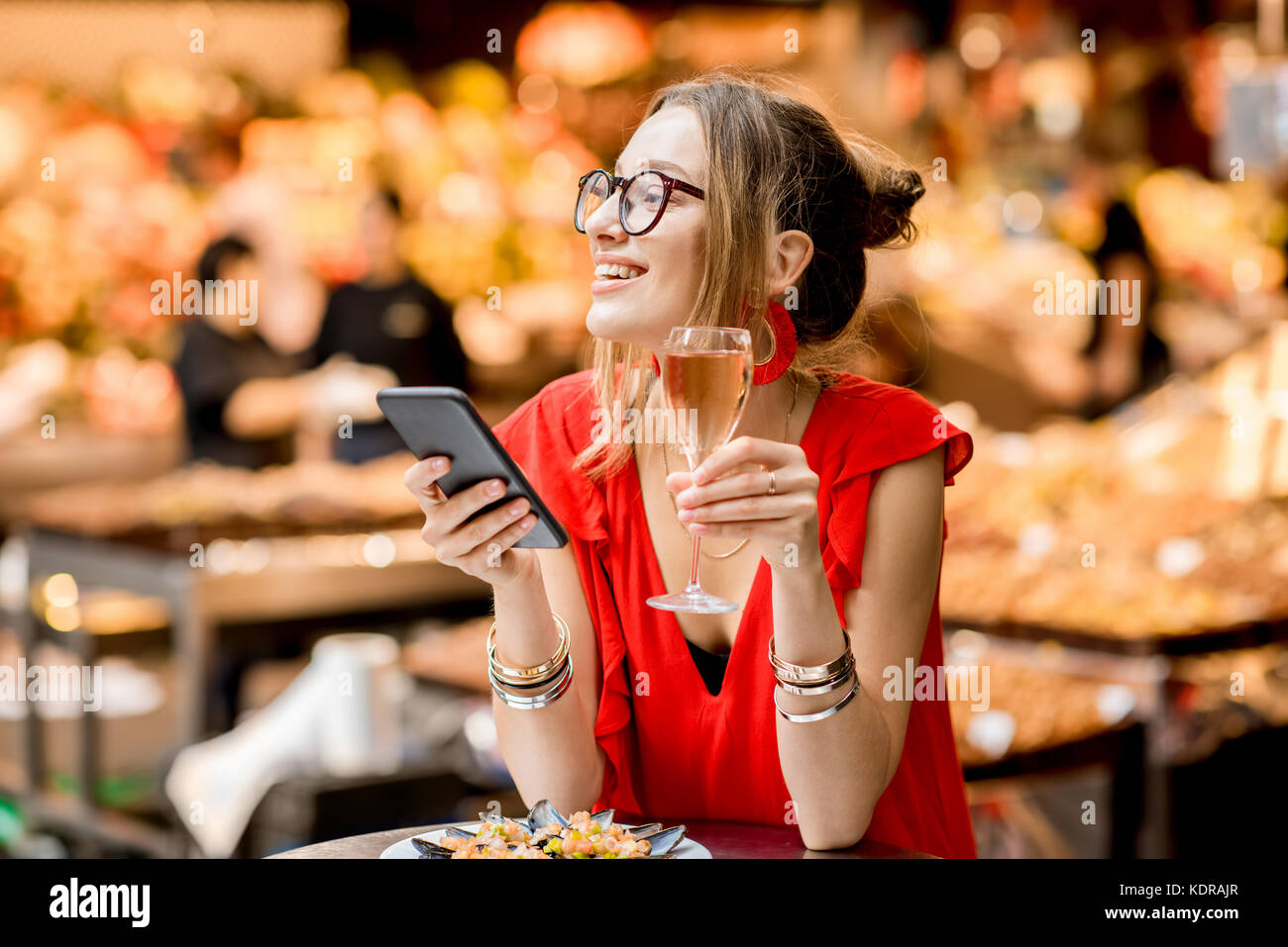 Femme mangé des moules au marché alimentaire Banque D'Images
