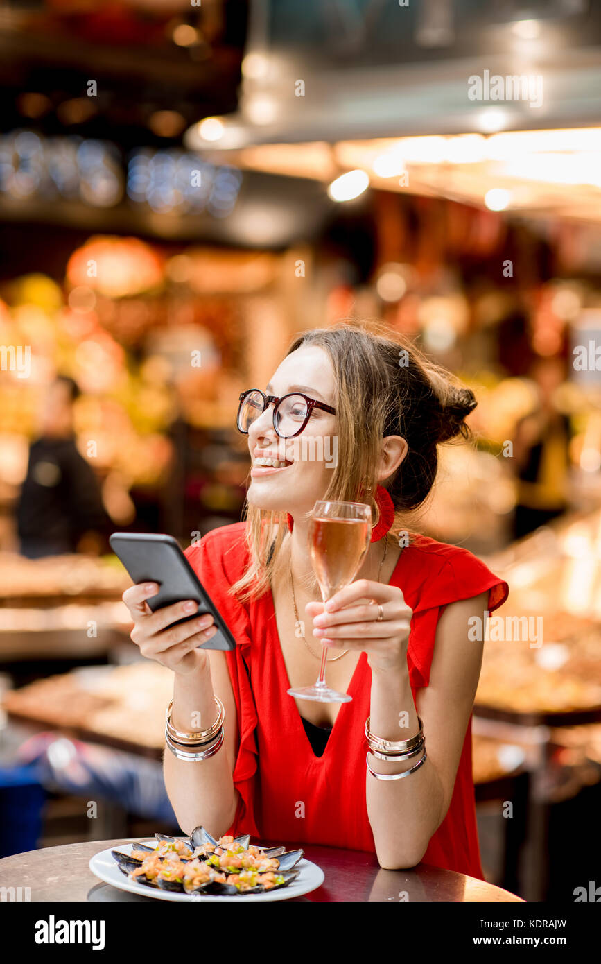 Femme mangé des moules au marché alimentaire Banque D'Images
