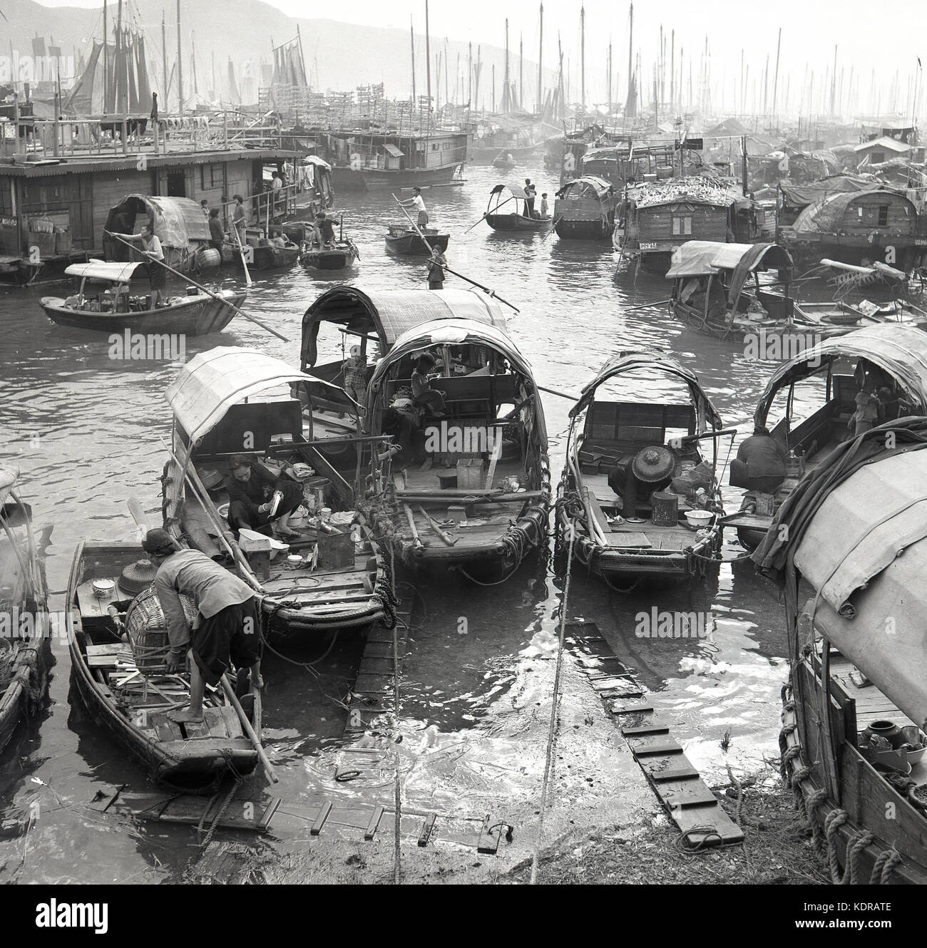 Années 1950, activité historique sur les junks chinoises amarrées au village flottant d'Aberdeen, port d'Aberdeen, Hong Kong, Asie. Banque D'Images