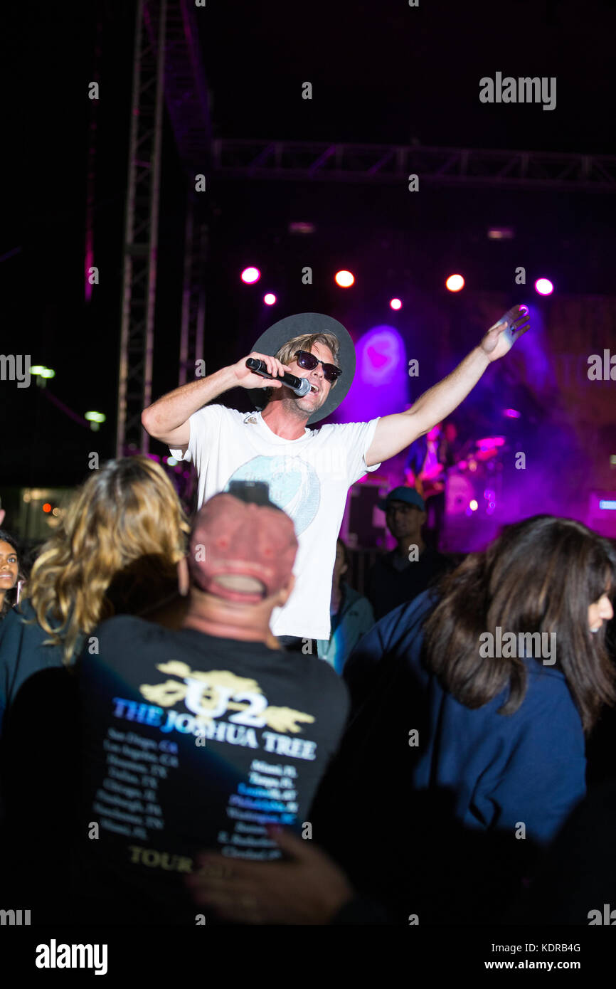 Philippe EVEN chanteur jon foreman joue sur la scène pour les marines américains, soldats et marins au cours de la remise en forme spirituelle fair au Marine Corps Base Camp Pendleton paige fieldhouse 5 octobre 2017 à Oceanside, en Californie. Banque D'Images