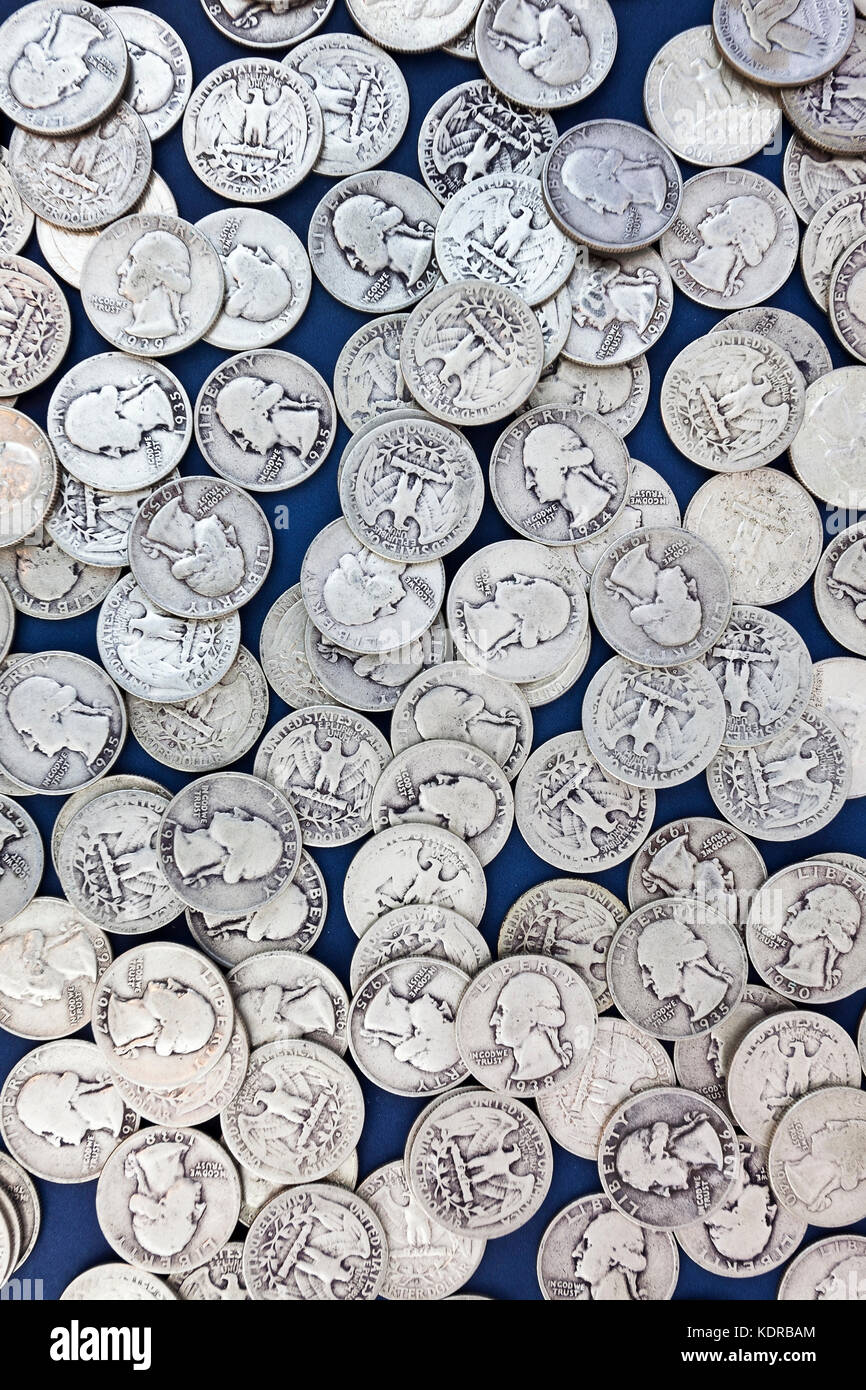 Vintage années 30 us silver quarts arrière-plan. verticale. Banque D'Images