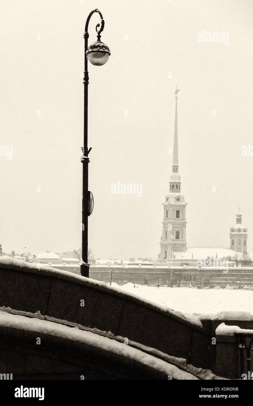 Monument touristique à saint Petersburg, Russie : la forteresse Pierre et Paul et de la cathédrale par une journée d'hiver avec une lanterne à l'avant-plan. noir et whit Banque D'Images