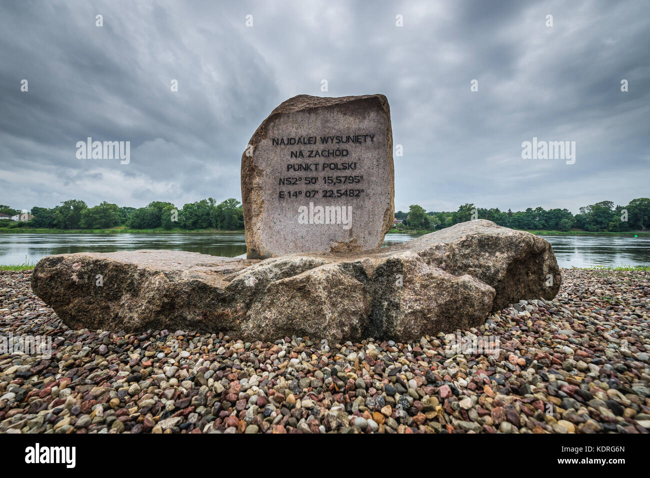 Une pierre a marqué le point le plus à l'ouest de la Pologne sur la rivière Oder près du village d'Osinow Dolny dans la voïvodie de Pomeranian Ouest Banque D'Images