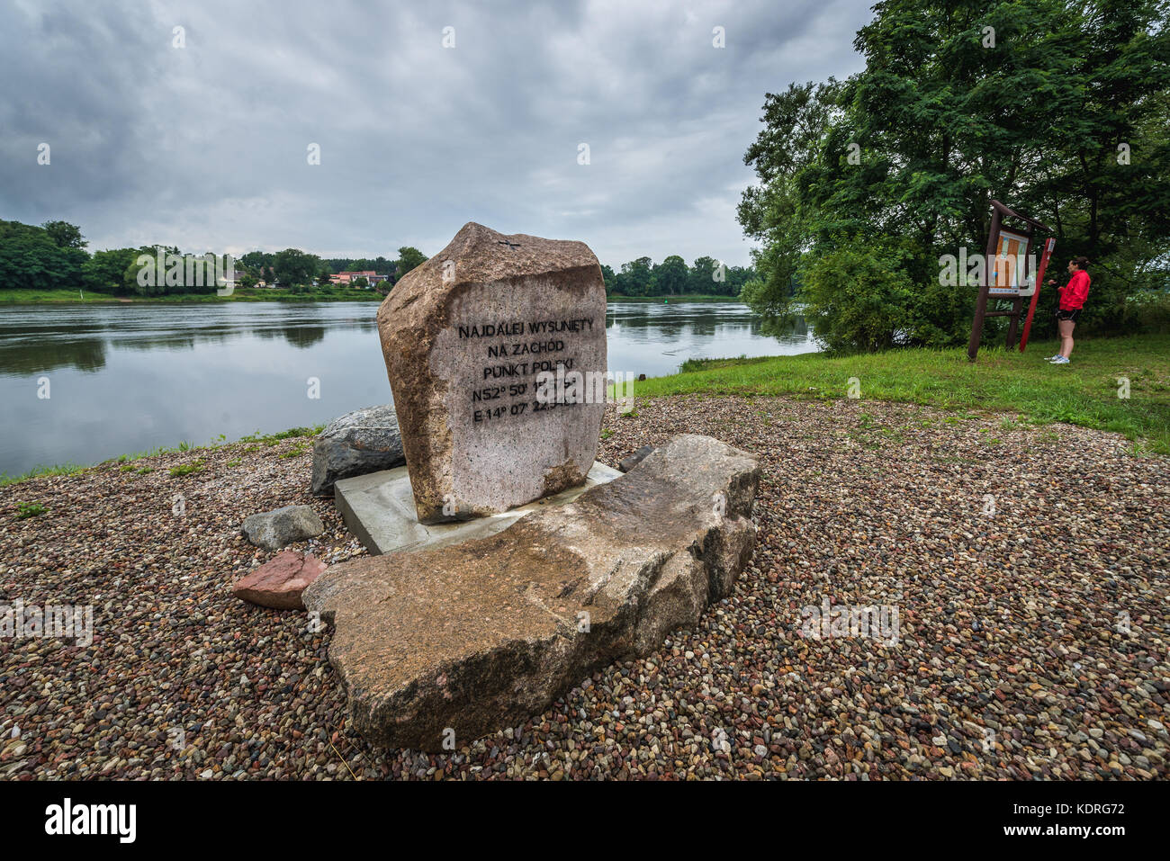 Une pierre a marqué le point le plus à l'ouest de la Pologne sur la rivière Oder près du village d'Osinow Dolny dans la voïvodie de Pomeranian Ouest Banque D'Images