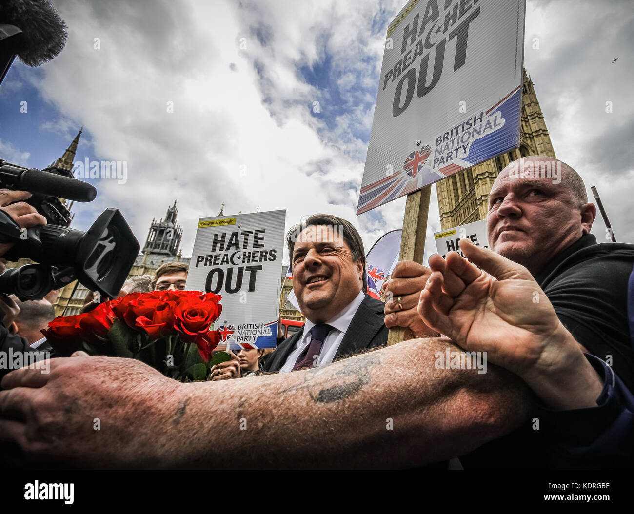 Parti de la nation britannique (BNP) en conflit avec des partisans anti-fascistes à Londres, au Royaume-Uni. Banque D'Images