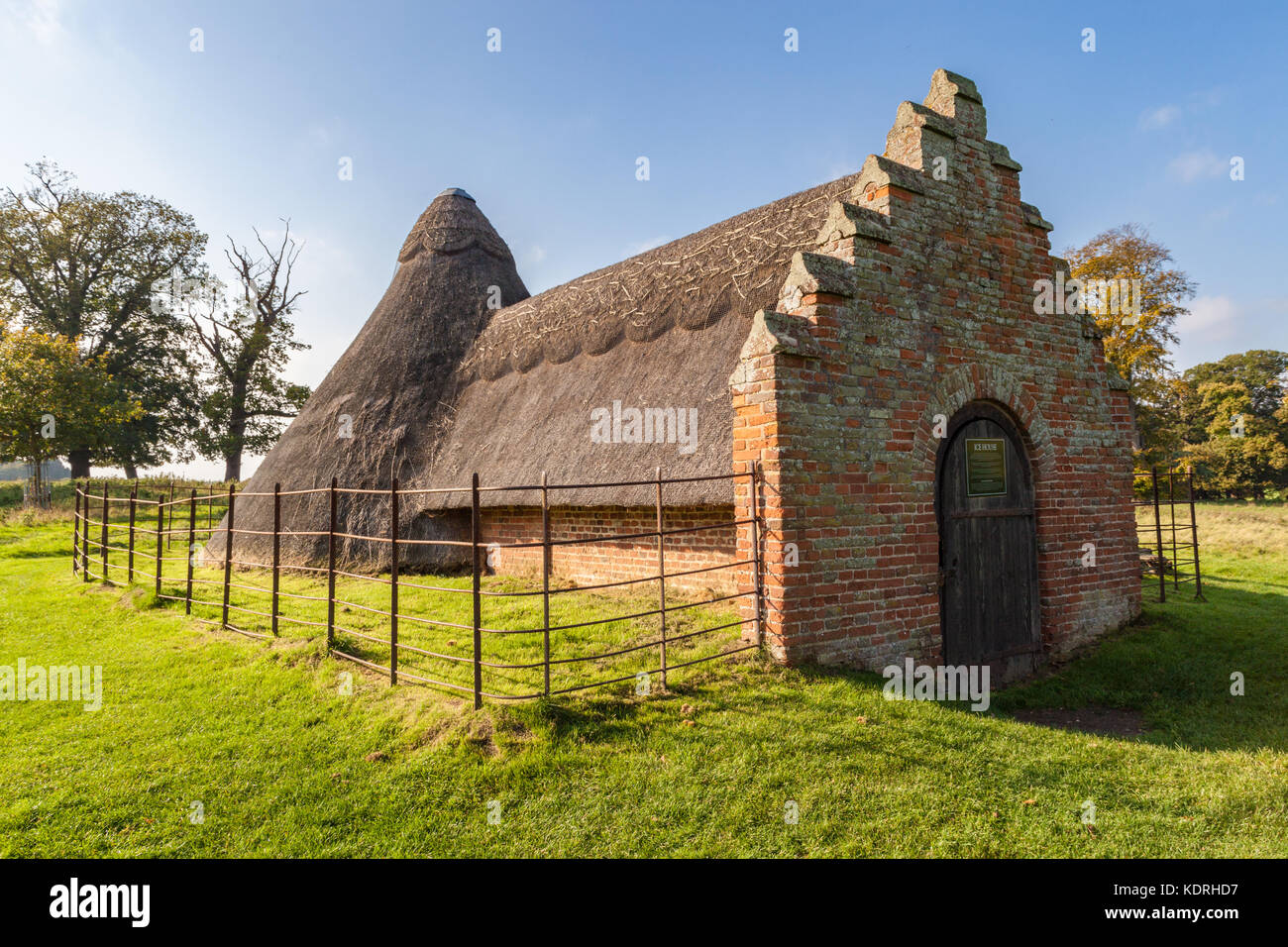 Une glacière du 18ème siècle utilisé pour le stockage de glace importés  avant l'apparition de la réfrigération Holkham Hall Norfolk Photo Stock -  Alamy