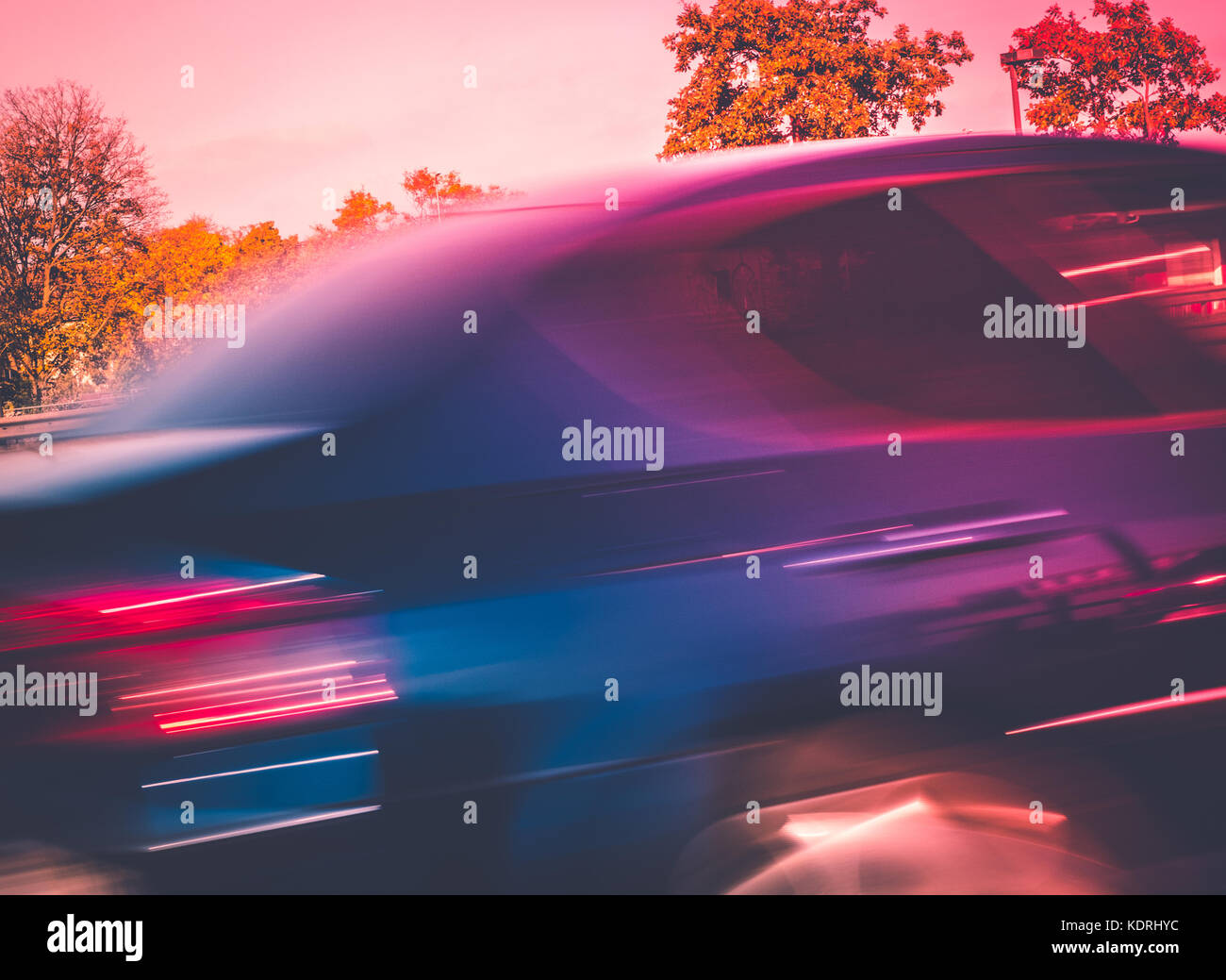 Résumé flou photo d'une voiture conduite rapide Banque D'Images