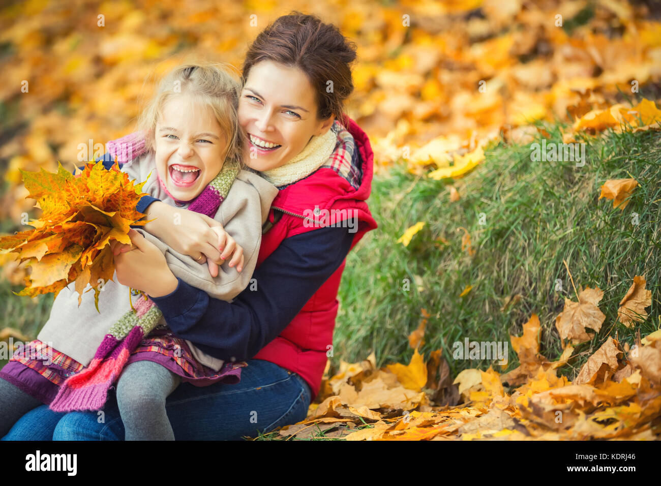 Mère et fille dans le parc en automne Banque D'Images