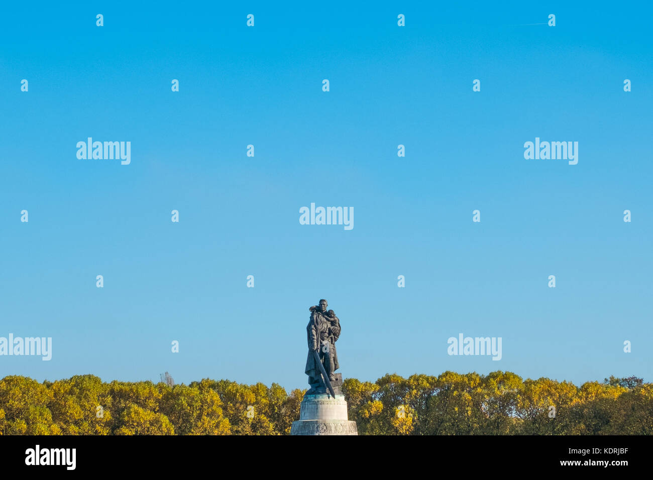 Berlin, Allemagne - octobre 2017 : statue d'un soldat russe au monument commémoratif de guerre soviétique et dans le cimetière militaire de Berlin, dans le parc de Treptow Banque D'Images