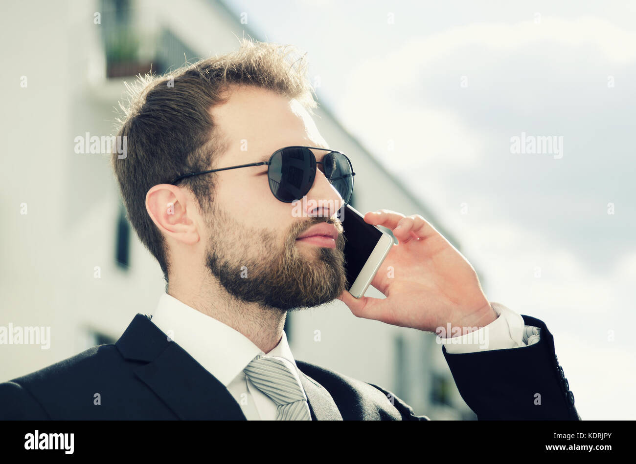 Handsome businessman talking on phone city outdoor. businessman architecture téléphonique bel immeuble business concept Banque D'Images