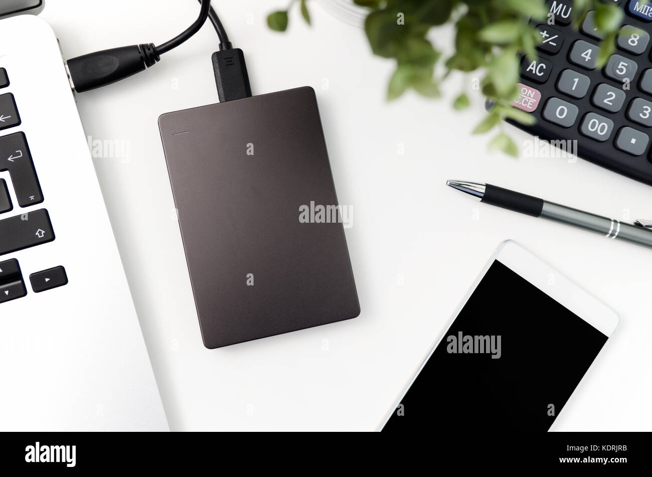 Disque de sauvegarde externe disque dur connecté à l'ordinateur portable. disque dur externe disque de sauvegarde de données informatique concept usb Banque D'Images