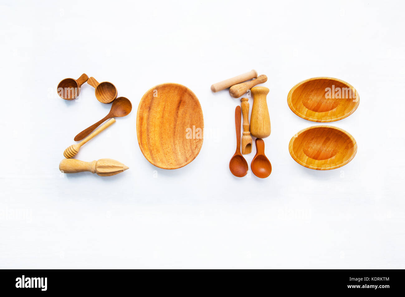 Nouveau concept pour l'année 2018 : outils de cuisinier en bois idée numéros sur fond blanc. Banque D'Images