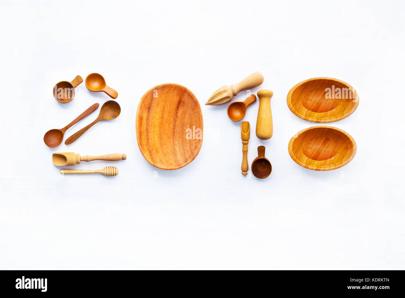 Nouveau concept pour l'année 2018 : outils de cuisinier en bois idée numéros sur fond blanc. Banque D'Images