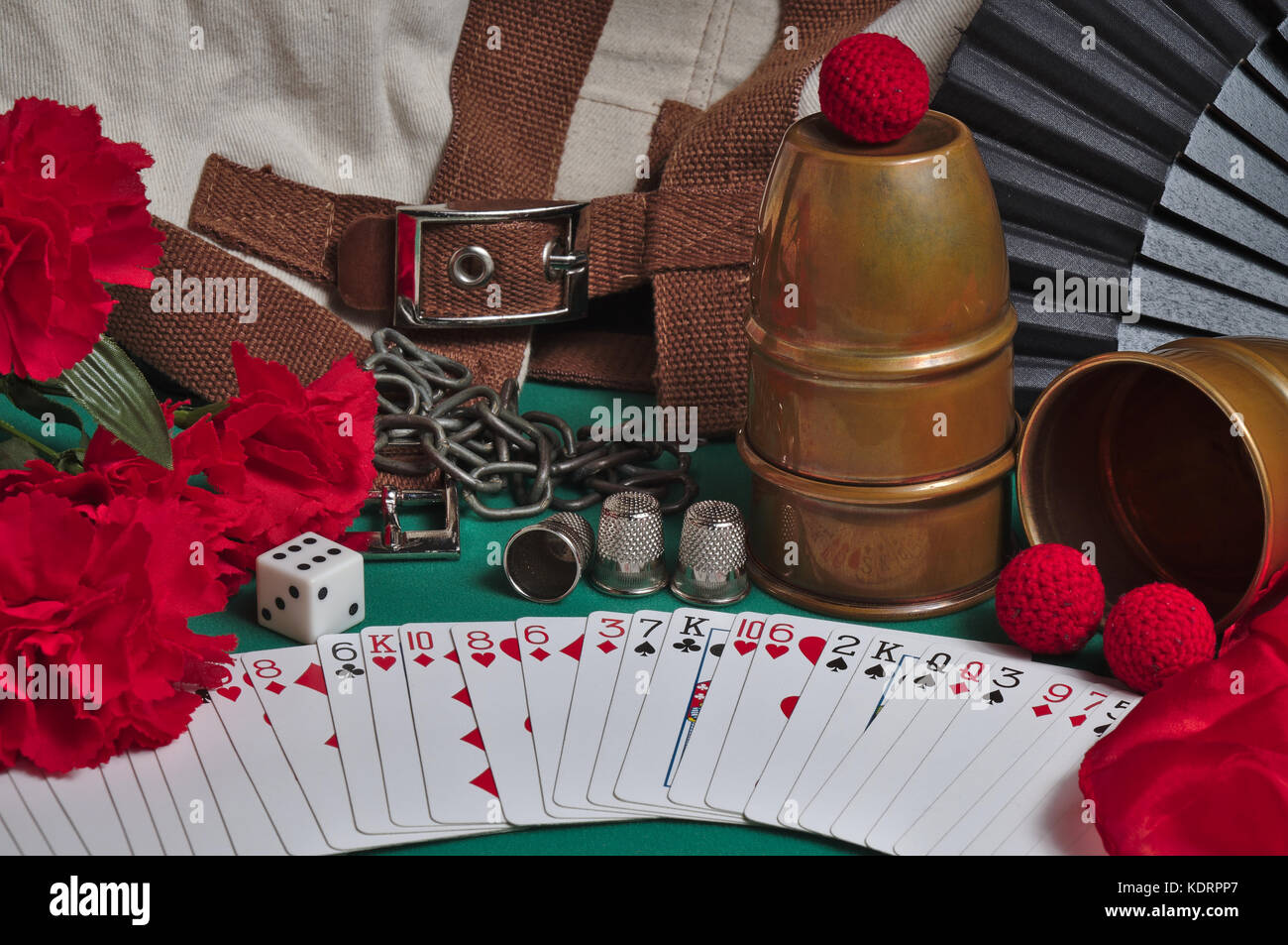 Classic accessoires utilisés par les magiciens et tasses. boules, fleurs,  des chaînes, des mouchoirs en soie, veste droite, dés à coudre, le  ventilateur et les cartes à jouer poker Photo Stock -