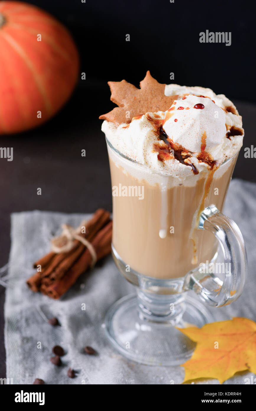 Pumpkin spice latte avec crème fouettée, sirop de caramel et les guimauves dans un mug décoré avec gingerbread cookie. automne confort alimentaire Banque D'Images