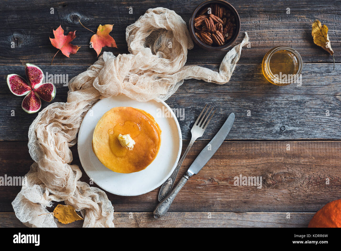 Des crêpes au beurre, noix de pécan, figues et miel sur table en bois avec copie espace pour le texte. l'alimentation de l'automne, la citrouille crêpes. still life Banque D'Images